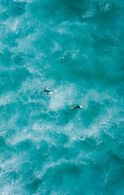 两个人在水上冲浪